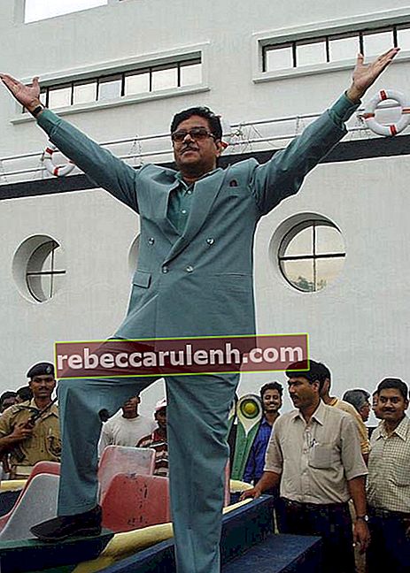 Шатруган Синха во время церемонии открытия Морского центра в Научном городке, Калькутта, 2003 г.
