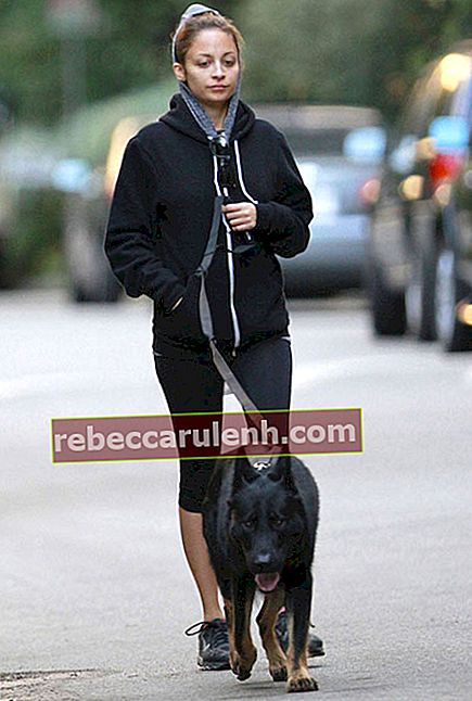Николь Ричи гуляет со своей собакой Иро