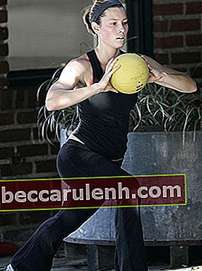 Тренировка с мячом Jessica Biel