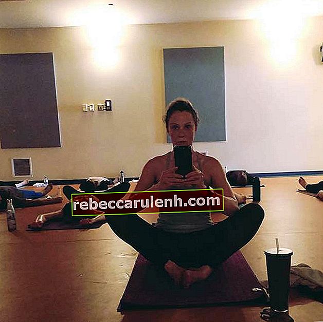 Lauren Holly Workout Selfie - beim Bikram Yoga im Mai 2019