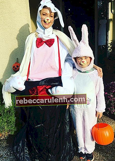 Juwel für Halloween mit ihrem Sohn im November 2017 gekleidet