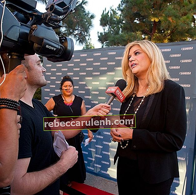 Кристен Джонстон разговаривает со СМИ на мероприятии Voice Awards 2014, которое состоялось 13 августа в Ройс-холле в кампусе Калифорнийского университета в Лос-Анджелесе.