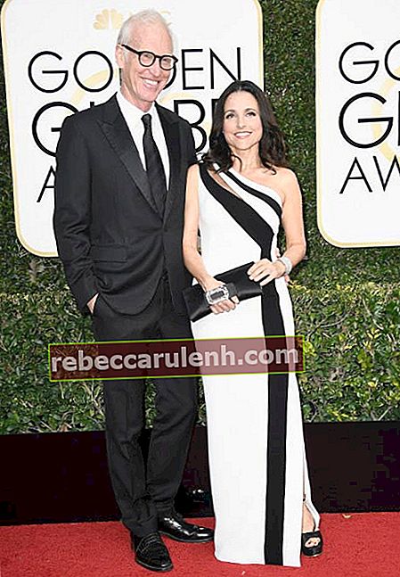 Джулия Луи-Дрейфус и Брэд Холл на церемонии вручения премии Golden Globe Awards 2017