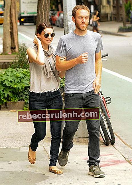 Руни Мара и бойфренд Чарли Макдауэлл на дневной прогулке по Манхэттену в 2013 году.