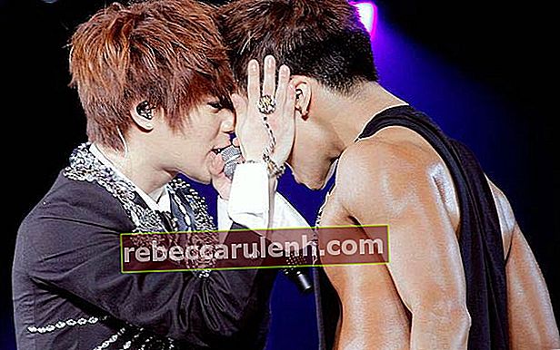Тэмин и Джонхён выступают на SHINee World Concert II на Тайване в сентябре 2012 года.