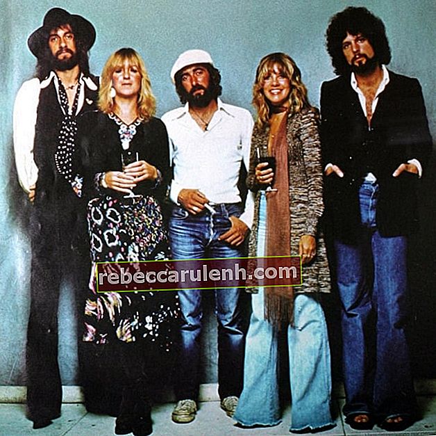 Члены Fleetwood Mac (слева направо) Мик Флитвуд, Кристин Макви, Джон Макви, Стиви Никс и Линдси Бэкингем, как видно на снимке, сделанном для обложки их альбома Rumors