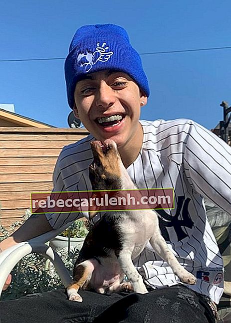 Суйгенерис на фотографии, сделанной со своей собакой в ​​Лос-Анджелесе, Калифорния, в марте 2020 года.