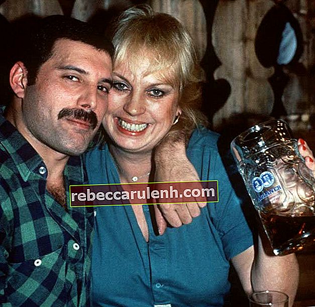 Freddie Mercury und Barbara Valentin posieren in einer Bar