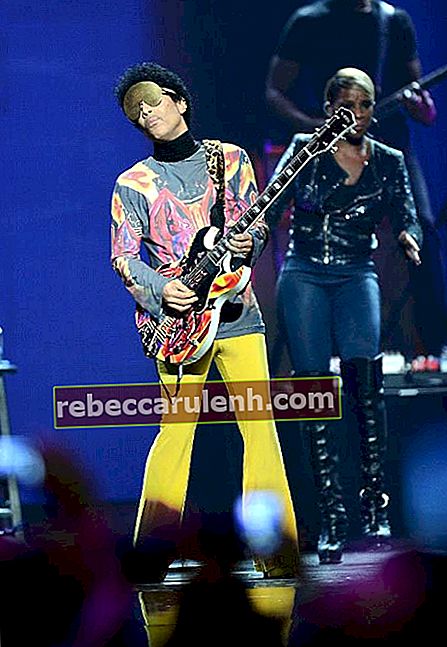 Принц выступает на музыкальном фестивале iHeartRadio в сентябре 2012 года.