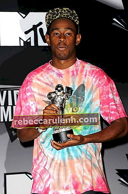 Тайлер, создатель, позирует с наградой за лучший новый артист на церемонии вручения награды MTV Video Music Awards в августе 2011 года.