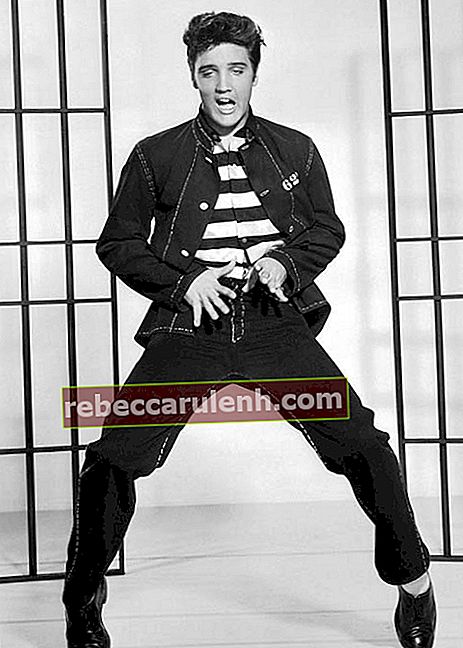 Элвис Пресли позирует для фильма 1957 года Jailhouse Rock