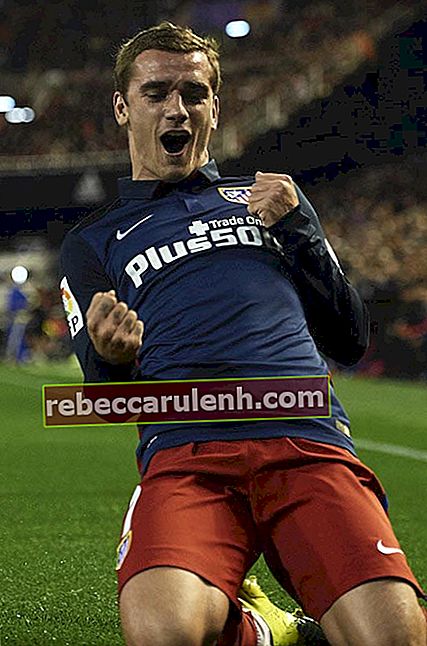 Антуан Гризманн демонстрирует волнение после того, как забил в матче Ла Лиги против Валенсии 6 марта 2016 года в Валенсии, Испания.
