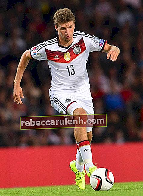 Томас Мюллер с мячом во время матча между сборными Германии и Шотландии 7 сентября 2015 года.