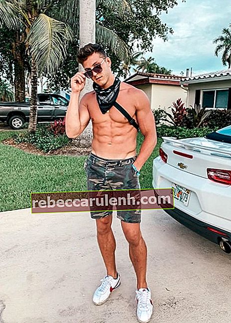Джош Брюкнер, позирующий перед камерой без рубашки в Майами, Флорида, США, июль 2019 года.