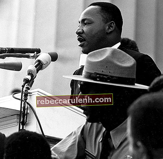 Мартин Лютер Кинг-младший, произносящий свою самую известную речь «У меня есть мечта» перед мемориалом Линкольна во время марша 1963 года по Вашингтону за работу и свободу.