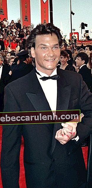 Патрик Суэйзи на красной дорожке церемонии вручения премии Оскар в 1989 году.