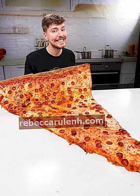 MrBeast auf einem Foto, das im August 2020 mit dem größten Stück Pizza der Welt aufgenommen wurde