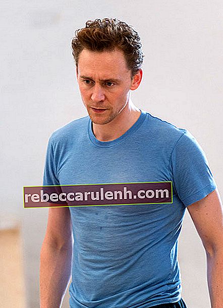 Tom Hiddleston Brust