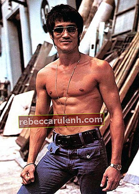 Bruce Lee hemdloses Body Modeling Fotoshooting