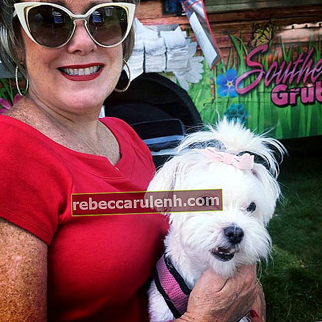 Кэти Несбит-Штайн со своей собакой в ​​августе 2017 года.