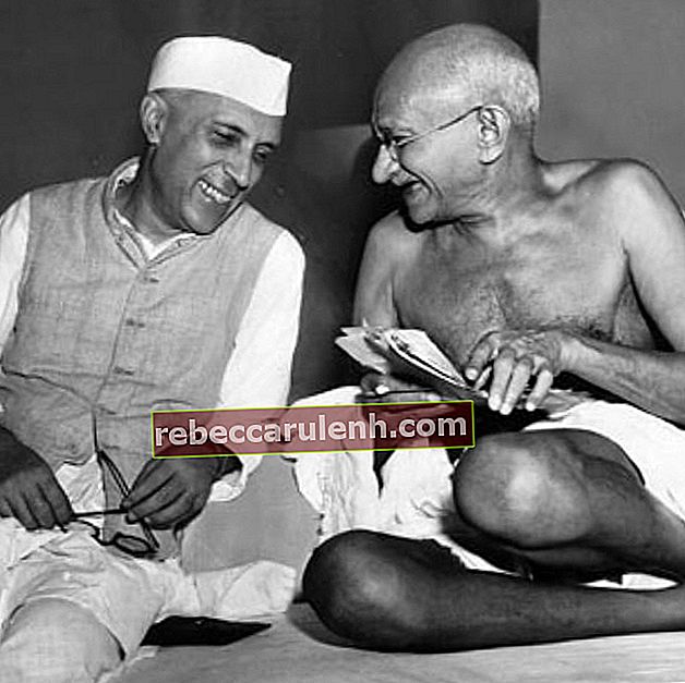 Махатма Ганди на снимке, сделанном с Джавахарлалом Неру, когда они шутят во время собрания Всеиндийского конгресса в Мумбаи 6 июля 1946 года.