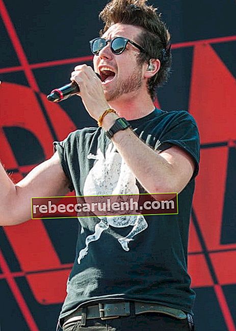 Dan Smith während eines Auftritts beim Rock im Park Festival im Juni 2015