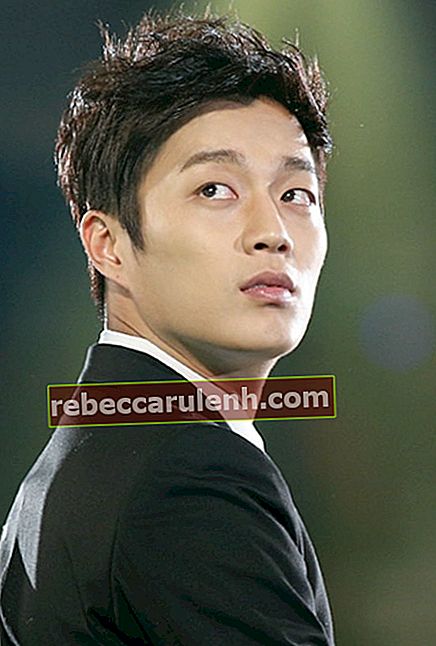 Юн Ду Чжун на церемонии вручения премии Melon Awards 2012