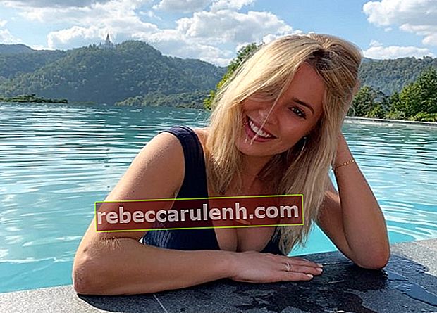 Кэсси Рэндольф, позирующая для снимка с потрясающим фоном, во время плавания в бассейне в Таиланде в декабре 2018 года.
