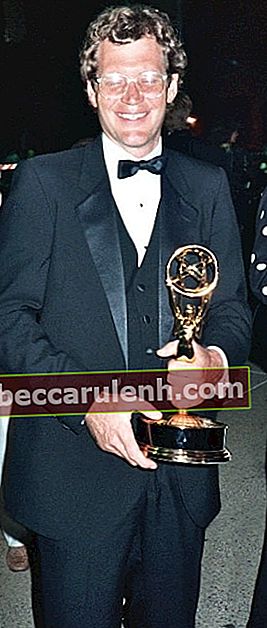 Дэвид Леттерман держит Эмми на 39-й церемонии вручения премии "Эмми" в сентябре 1987 года.