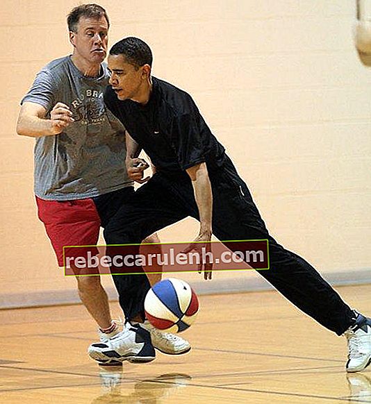 Barack Obama jouant au basket