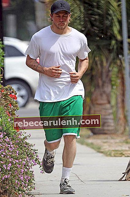 Charlie Hunnam läuft im Freien