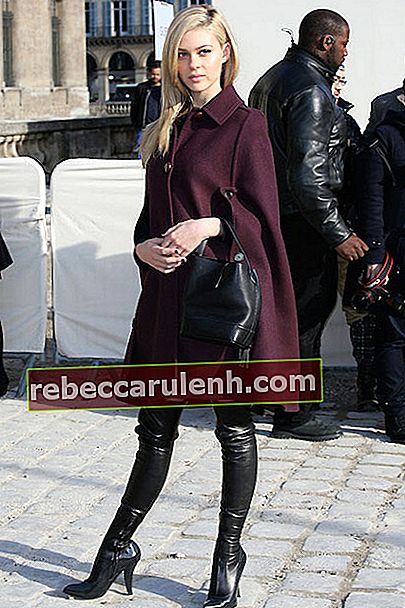 Nicola Peltz assiste au défilé Louis Vuitton dans le cadre de la Fashion Week de Paris Mode Femme Automne / Hiver 2014-2015 le 5 mars 2014 à Paris France