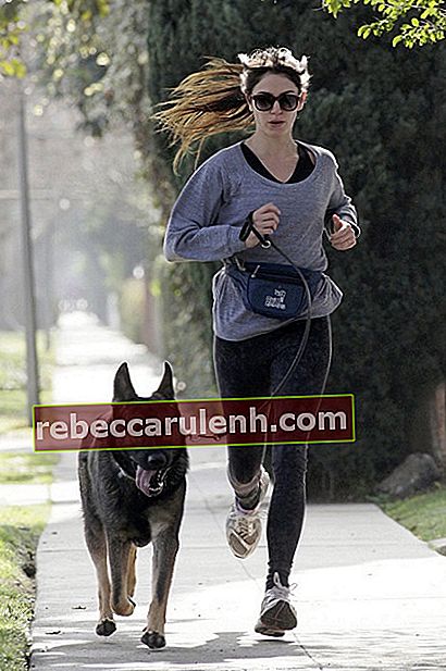 Entraînement Nikki Reed avec chien