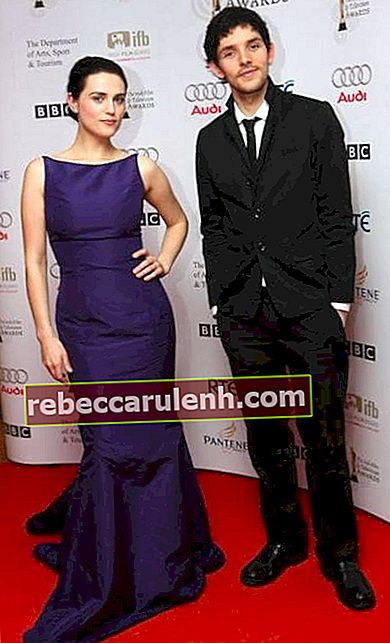 Кейти Макграт с приятеля си Колин Морган на церемония по награждаването във Великобритания