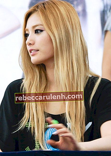Нана (Im Jin-ah), както се вижда на снимка, направена на 1 юли 2012 г. в Yeongdeungpo Times Square Hot Track Fan Signing Event