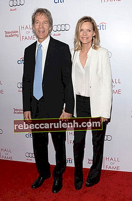 David E. Kelley et sa femme Michelle Pfeiffer assister à la 23e Gala d'intronisation du Temple de la renommée de l'Académie de télévision à Beverly Hills, Californie en mars 2014