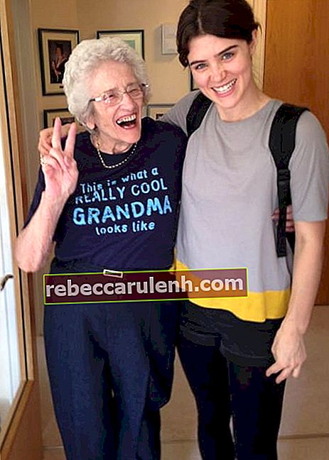 Луси Грифитс (вдясно) с баба си, както се вижда през август 2014 г.