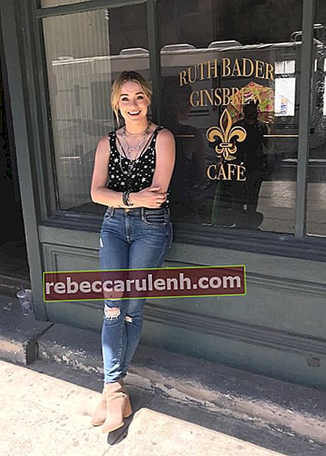 Хана Касулка, както се вижда на снимка, направена пред кафене Ruth Bader Ginsbrew през юни 2017 г.