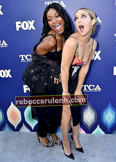 Billie Lourd (вдясно) на Fox 2016 Summer TCA All Star Party през август 2016 г.