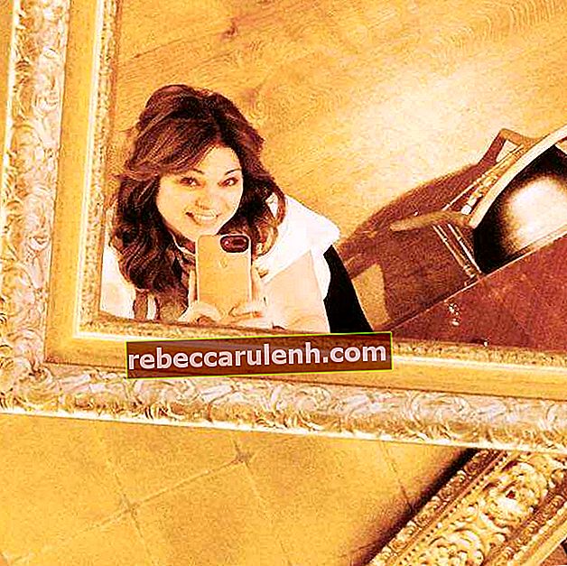 Валери Бертинели в Напа, като прави селфито през огледалото на тавана през ноември 2017 г.
