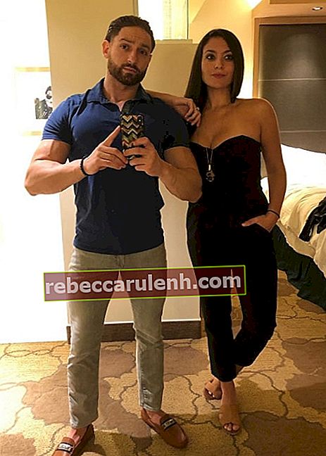 Сами Джанкола позира за огледално селфи заедно с Кристиан Бискарди в хотел и казино Seminole Hard Rock, Тампа през декември 2019 г.
