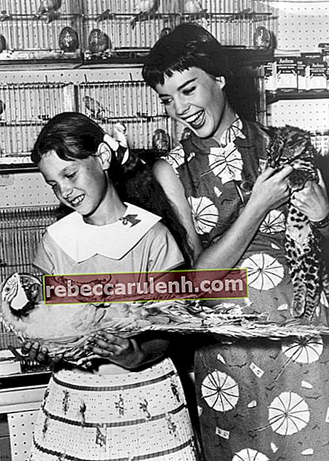 Натали Ууд (вдясно) с по-малката си сестра Лана Ууд през 1956 г.