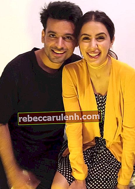 Swati Kapoor се усмихва за снимка заедно с Anuj Sikri през декември 2018 г.
