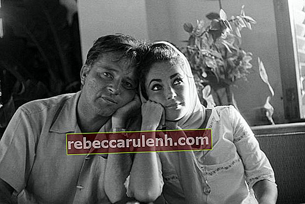 Елизабет и Ричард Бъртън, заснети заедно в Мексико през декември 1963 г.
