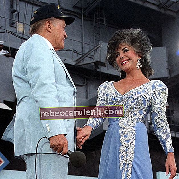Elizabeth Taylor se produisant avec Bob Hope lors d'un spectacle pour marquer le 75e anniversaire de l'aviation navale en 1986