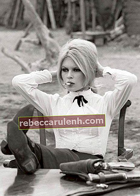 Brigitte Bardot dans une séance photo de modélisation en 1976