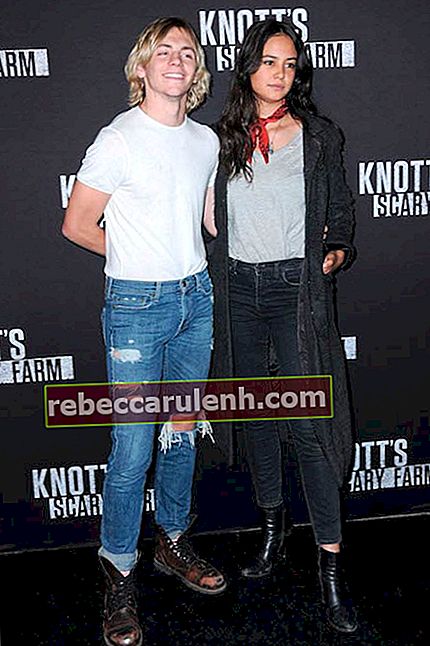 Courtney Eaton con il fidanzato Ross Lynch all'evento sul tappeto nero di Knott's Scary Farm in California nel settembre 2016