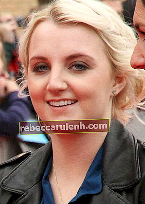 Эванна Линч на экскурсии по студии Гарри Поттера в марте 2012 года.