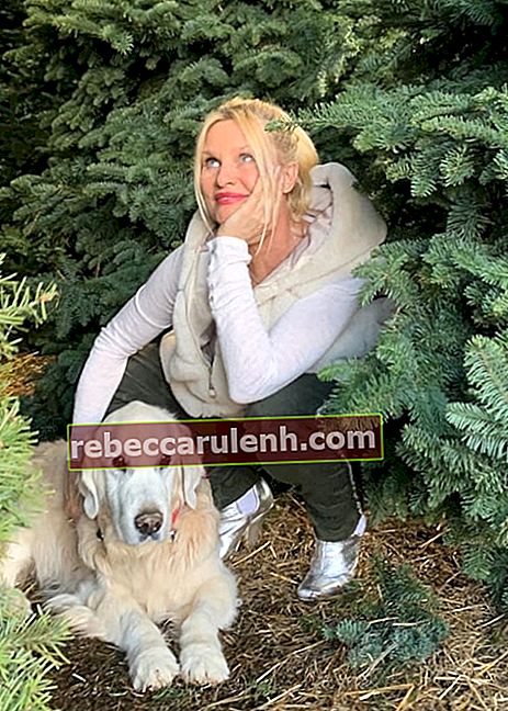 Nicollette Sheridan con il suo cane da compagnia, come visto a dicembre 2019