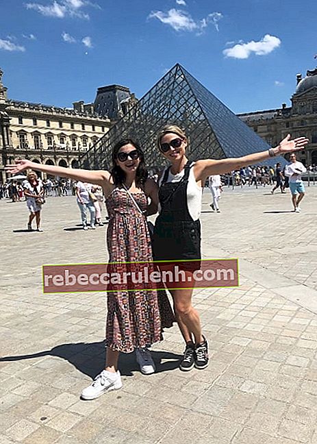Amy Robach (à droite) en posant pour une photo avec Annalise Mcintosh au Musée du Louvre à Paris, France en juin 2019